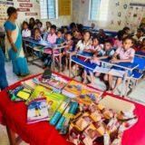 बच्चों में पठन-पाठन एवं खेलकूद की सामग्री वितरित