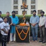 पुलवामा आतंकी हमले के शहीद जवानों को किया याद