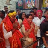 मेयर बनने पर सुधा ने बन्ना संग मंदिरों में टेका मत्था, मांगा आशीर्वाद