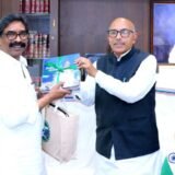सीएम ने विधानसभा अध्यक्ष व बाबूलाल को भेंट की ‘झारखंड राइजिंग’ पुस्तक