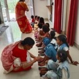 Jamshedpur Ghorabandha Sai Mandir Kanyapujan : चैत्र नवरात्रि पर साई मंदिर में नौकन्या एवं ध्वजा पूजन