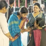 Jamshedpur MLA Purnima Sahu Pahuchi TMH : झुलसी युवती से टीएमएच में मिलीं विधायक पूर्णिमा