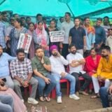 बिना पूर्व सूचना नौकरी से हटाए गए एसबीआई सुरक्षाकर्मी,उपायुक्त कार्यालय के बाहर दिया धरना, झामुमो व कांग्रेस के कई नेता भी रहे साथ