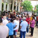 टेल्को-बारीडीह की आस्था ट्विन सिटी में घटिया रखरखाव से परेशान लोग सड़क पर उतरे