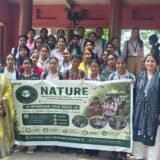 राजनीति शास्त्र की छात्राओं ने किया आंगनबाड़ी केंद्र का फील्ड विजिट, जमीनी स्तर की योजनाओं का लिया व्यावहारिक ज्ञान