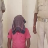 जंगल में चल रहा था अवैध शराब का खेल, छापेमारी में चढ़ा कारोबारी हत्थे