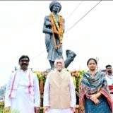 राज्यपाल संतोष कुमार गंगवार, मुख्यमंत्री हेमंत सोरेन और कल्पना सोरेन ने समाधि स्थल पर भगवान बिरसा मुंडा को अर्पित की भावभीनी श्रद्धांजलि